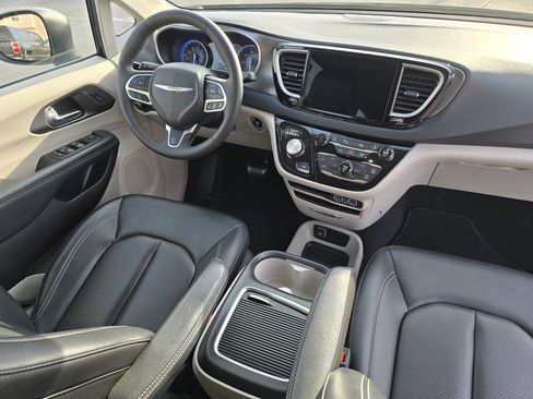 Used 2023 Chrysler Pacifica Touring-L image 27
