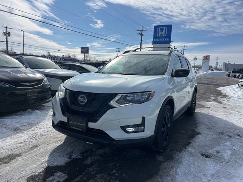 Used 2018 Nissan Rogue SV image 1
