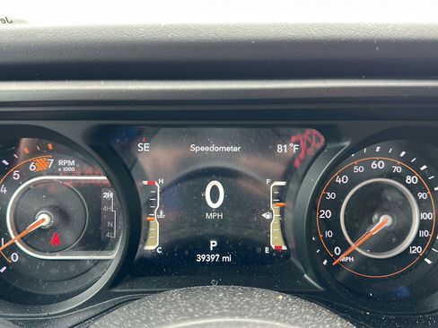 Used 2024 Jeep Wrangler Unlimited Rubicon w/ Convenience Group AWD/4WD image 16