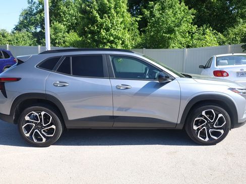 Used 2025 Chevrolet Trax RS w/ Sunroof Package FWD image 5