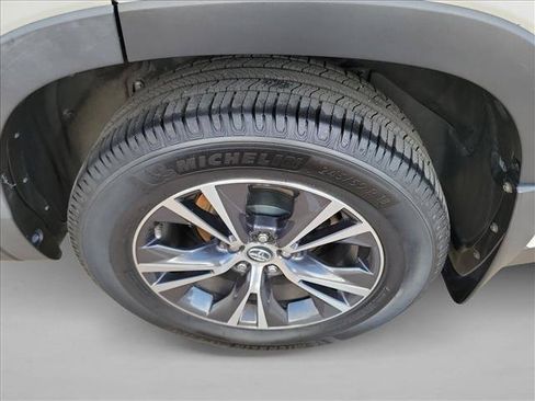 Used 2019 Toyota Highlander LE FWD image 12