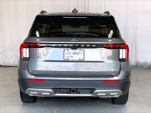 Used 2025 Ford Explorer Active w/ Active Comfort Package RWD image 3