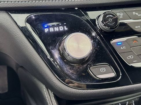 Used 2025 Chrysler Pacifica Premium image 18
