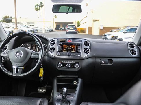 Used 2011 Volkswagen Tiguan SE image 18