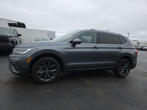 Used 2023 Volkswagen Tiguan SE w/ Panoramic Sunroof Package image 1