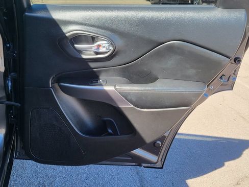 Used 2019 Jeep Cherokee Limited FWD image 22