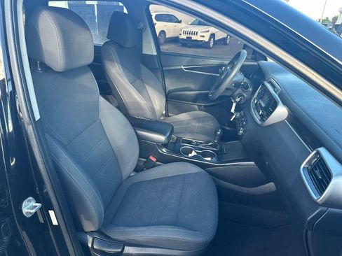Used 2017 Kia Sorento FWD image 19