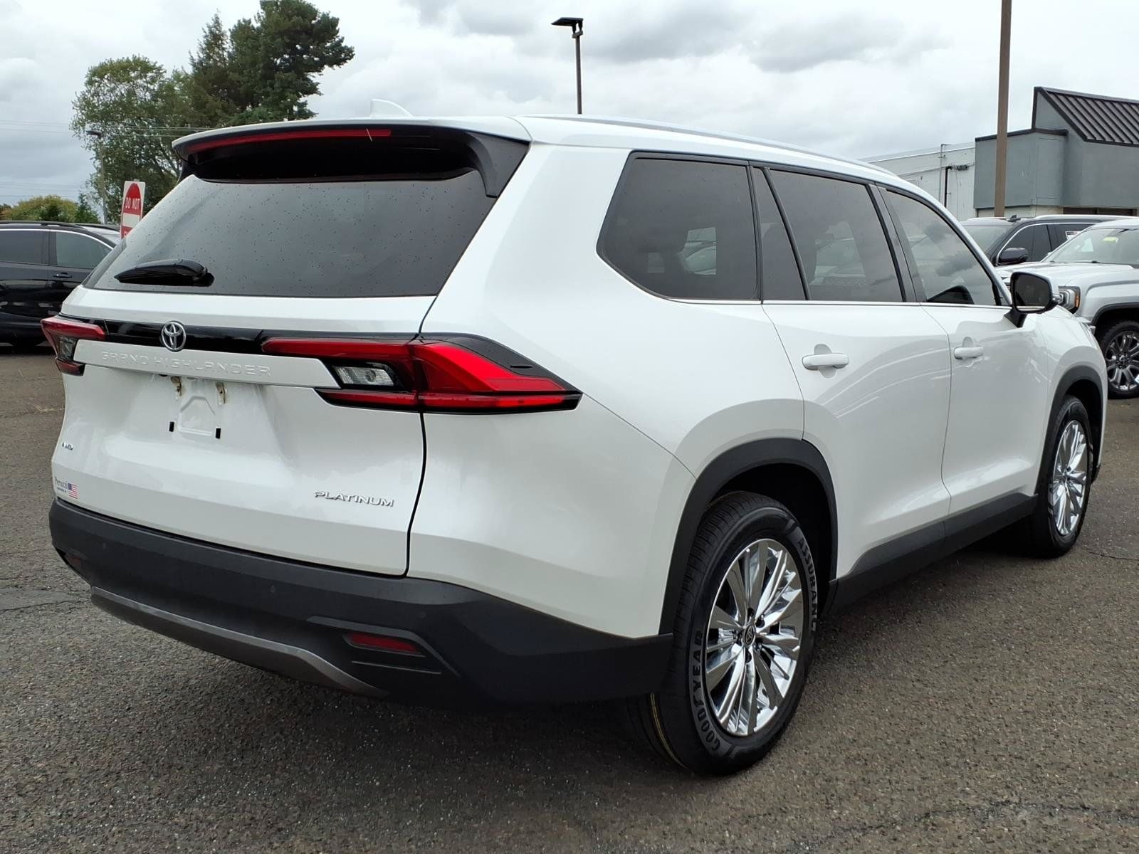 Used 2024 Toyota Grand Highlander AWD image 3