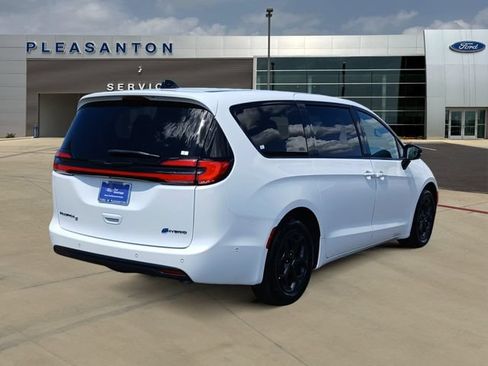 Used 2024 Chrysler Pacifica Limited FWD image 5