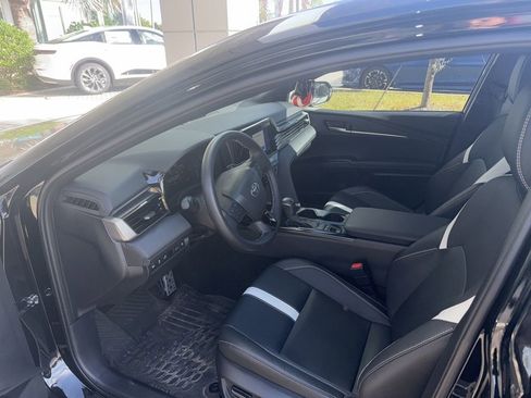 Used 2025 Toyota Camry SE image 3