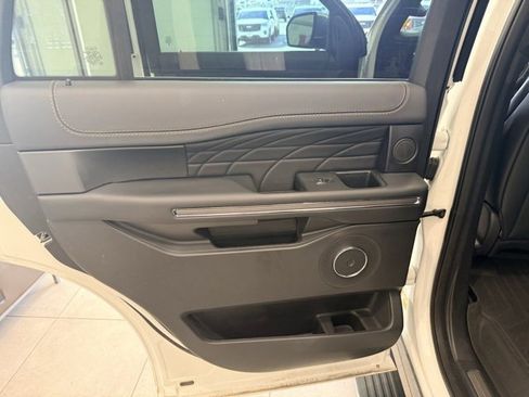 Used 2023 Ford Expedition Platinum image 18