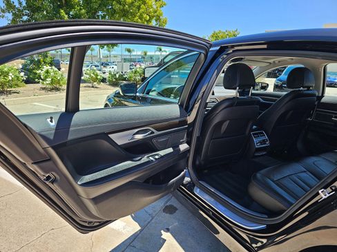 Used 2018 BMW 740i image 21