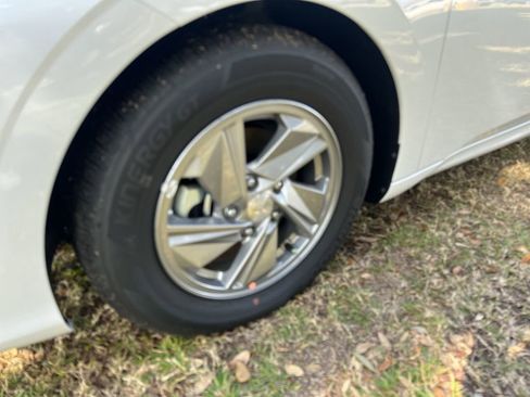 Used 2025 Hyundai Elantra SE image 16