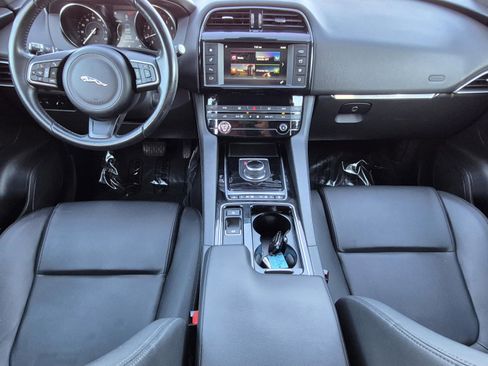 Used 2018 Jaguar F-PACE Premium image 13