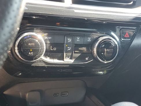 Certified 2024 Chevrolet Trax RS w/ Sunroof Package FWD image 27