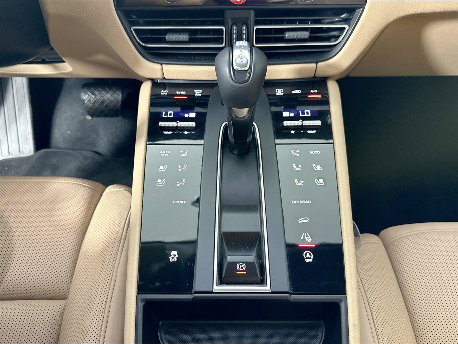 Certified 2024 Porsche Macan AWD/4WD image 24