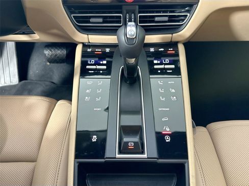 Certified 2024 Porsche Macan AWD/4WD image 24