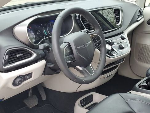 Used 2024 Chrysler Pacifica Touring-L FWD image 7