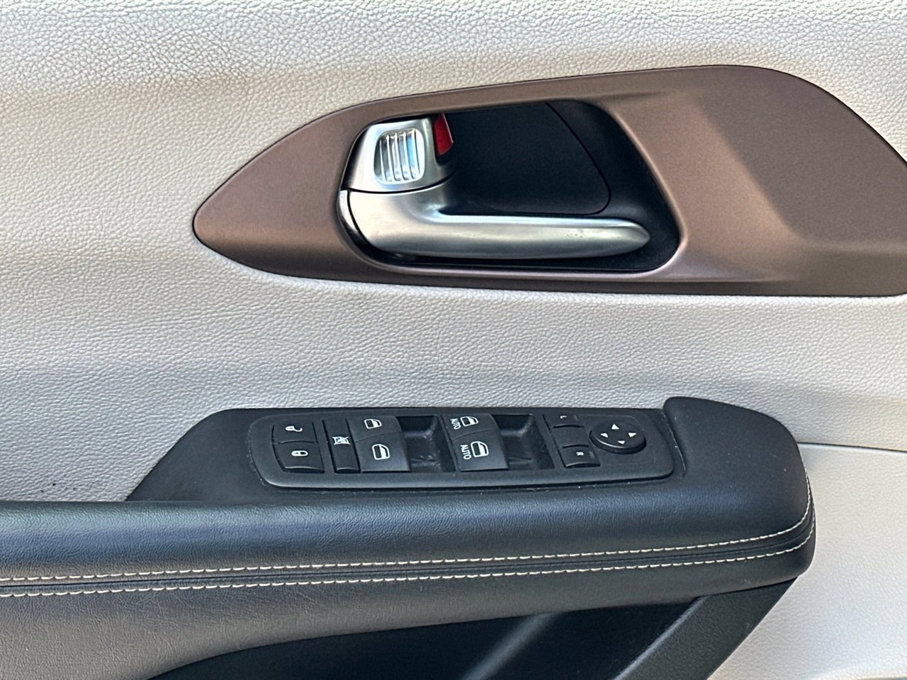Used 2023 Chrysler Voyager LX FWD image 11