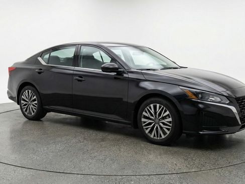 Used 2025 Nissan Altima 2.5 SV FWD image 1