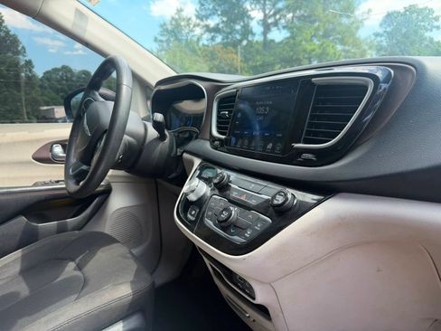 Used 2017 Chrysler Pacifica Touring FWD image 14