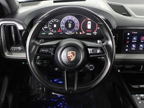 Used 2024 Porsche Cayenne AWD/4WD image 7