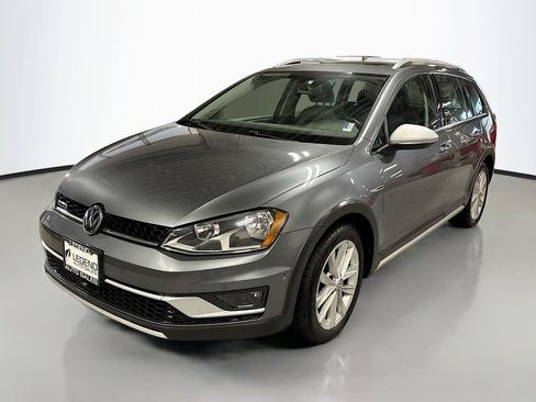 Used 2017 Volkswagen Golf Alltrack SE image 1
