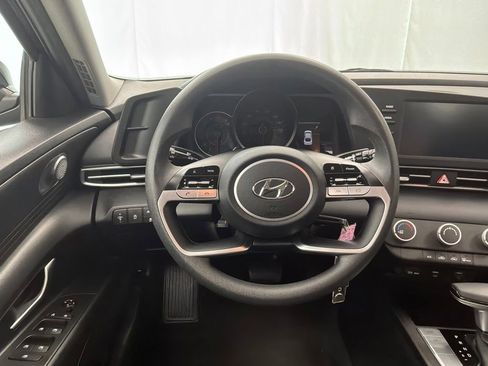 Used 2022 Hyundai Elantra SE FWD image 13