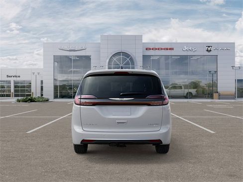 New 2026 Chrysler Pacifica Limited image 7
