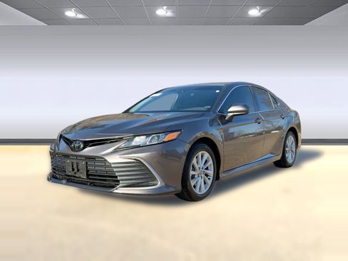 Used 2023 Toyota Camry LE image 2