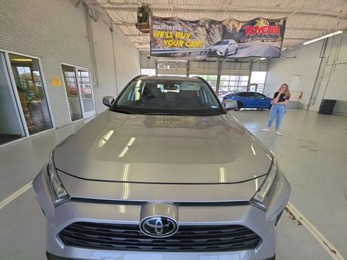 Used 2022 Toyota RAV4 XLE FWD image 2