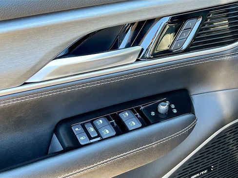 Used 2025 Jeep Wagoneer Series II image 12