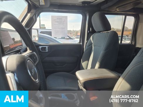 Used 2025 Jeep Wrangler Unlimited Sahara image 7