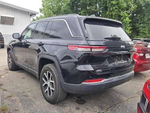 Used 2025 Jeep Grand Cherokee Limited RWD image 4