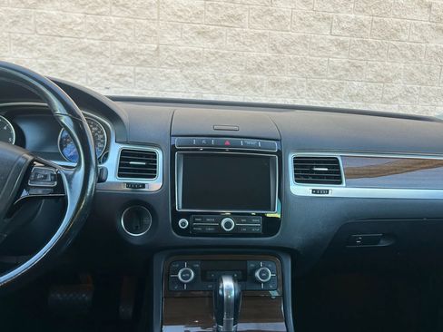 Used 2015 Volkswagen Touareg Sport image 23