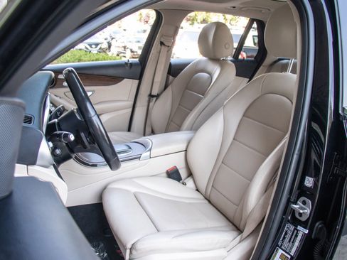 Used 2022 Mercedes-Benz GLC 300 4MATIC image 10