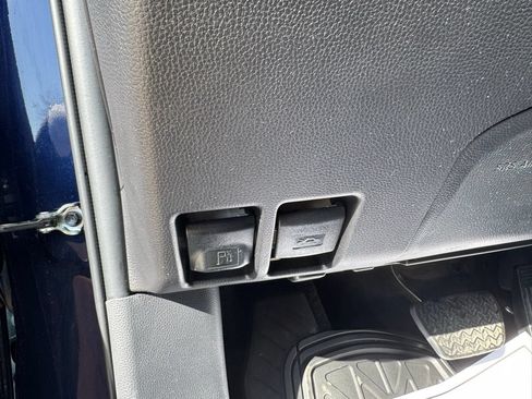 Used 2025 Toyota RAV4 XLE AWD/4WD image 18