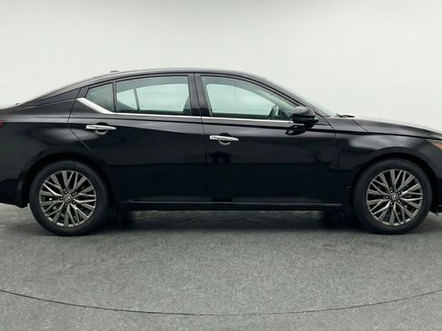 Used 2025 Nissan Altima 2.5 SV FWD image 11