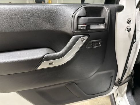 Used 2015 Jeep Wrangler Unlimited Sahara AWD/4WD image 18