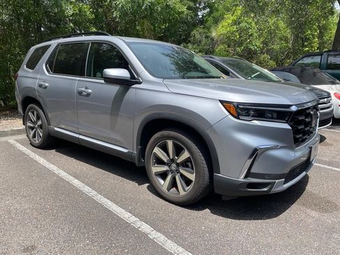 Used 2025 Honda Pilot Touring image 1