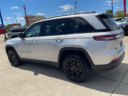Used 2025 Jeep Grand Cherokee Altitude AWD/4WD image 4