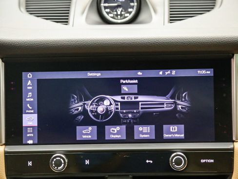 Certified 2024 Porsche Macan w/ Premium Plus Package AWD/4WD image 17
