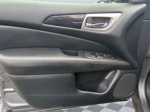 Used 2020 Nissan Pathfinder S image 10
