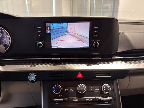 Used 2023 Kia Carnival LX image 13