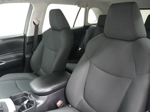 Used 2021 Toyota RAV4 LE FWD image 11