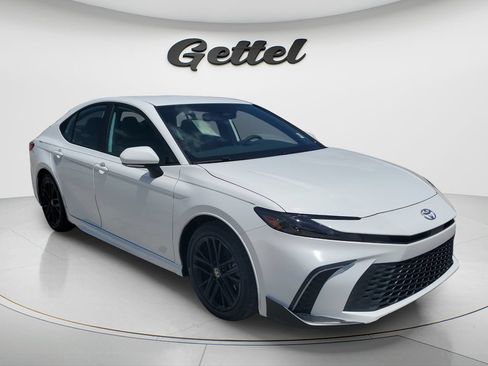 Used 2025 Toyota Camry SE w/ Convenience Package FWD image 3