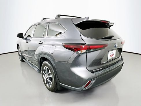 Certified 2024 Toyota Highlander XLE FWD image 7