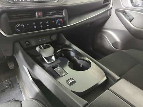 Used 2024 Nissan Rogue S FWD image 19