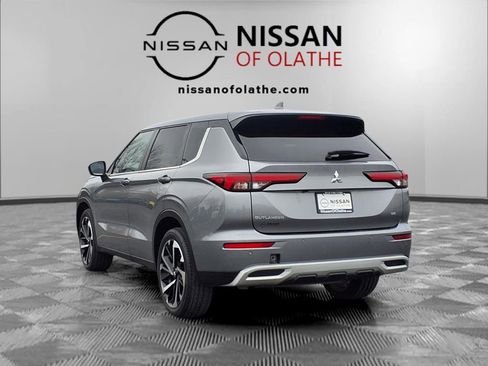 Used 2024 Mitsubishi Outlander SE image 3