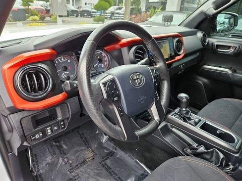 Used 2019 Toyota Tacoma TRD Off-Road AWD/4WD image 17